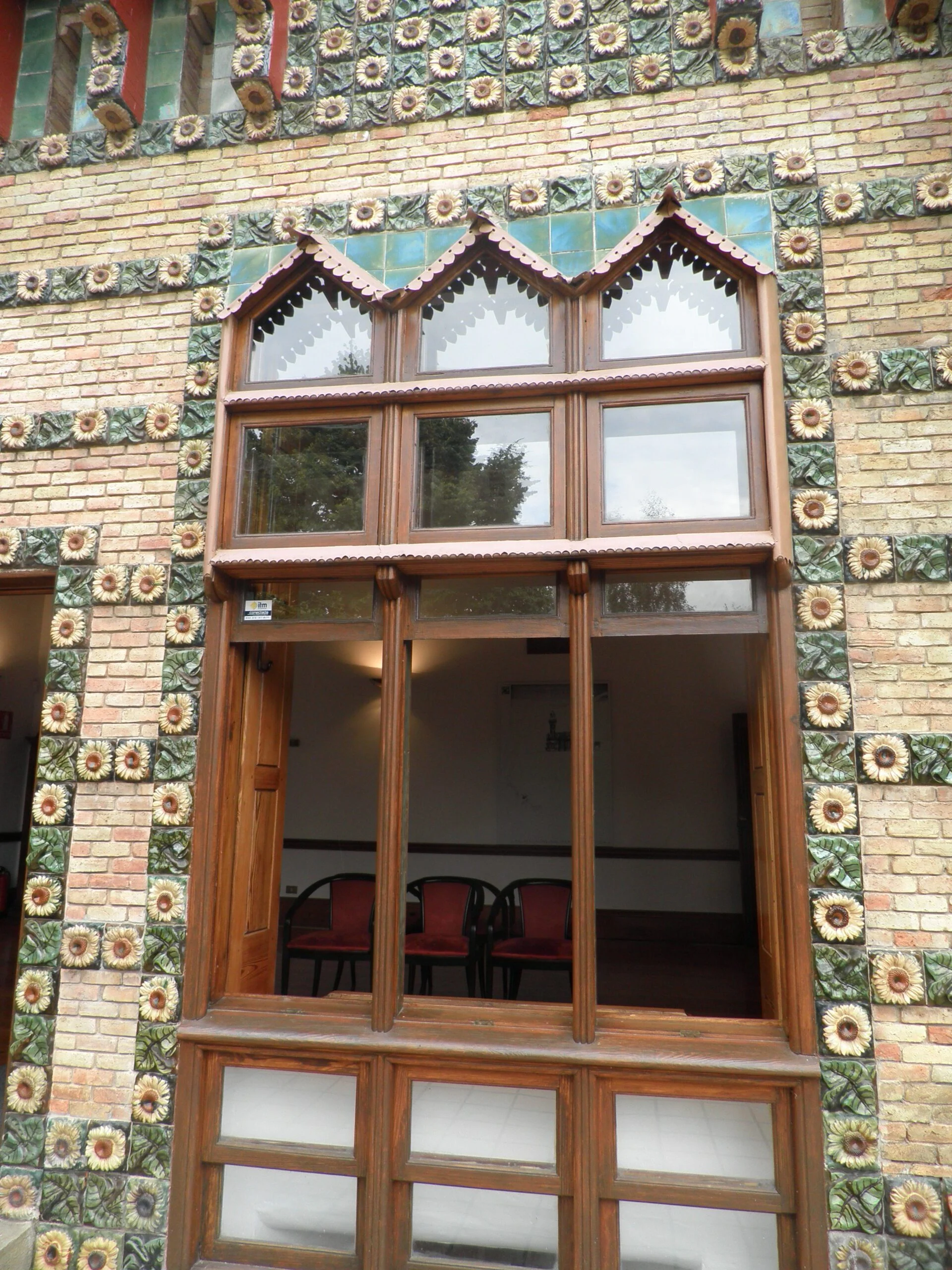 El Capricho de Gaudí en Comillas: Detalle de una ventana exterior del Capricho de Gaudí