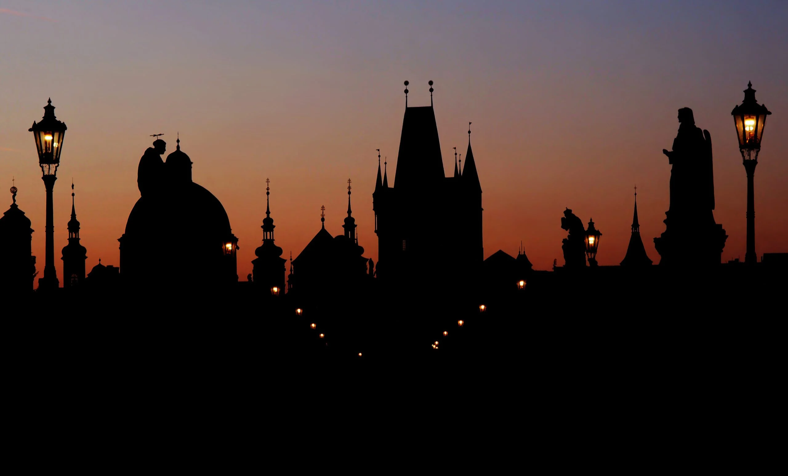 Amanecer sobre el skyline de Praga visto desde el Puente de Carlos
