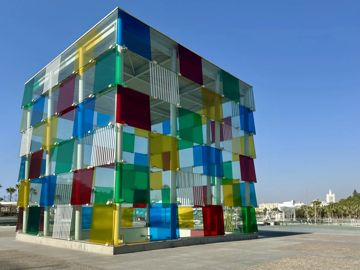 El Cubo de colores del Centre Pompidou Málaga junto al puerto