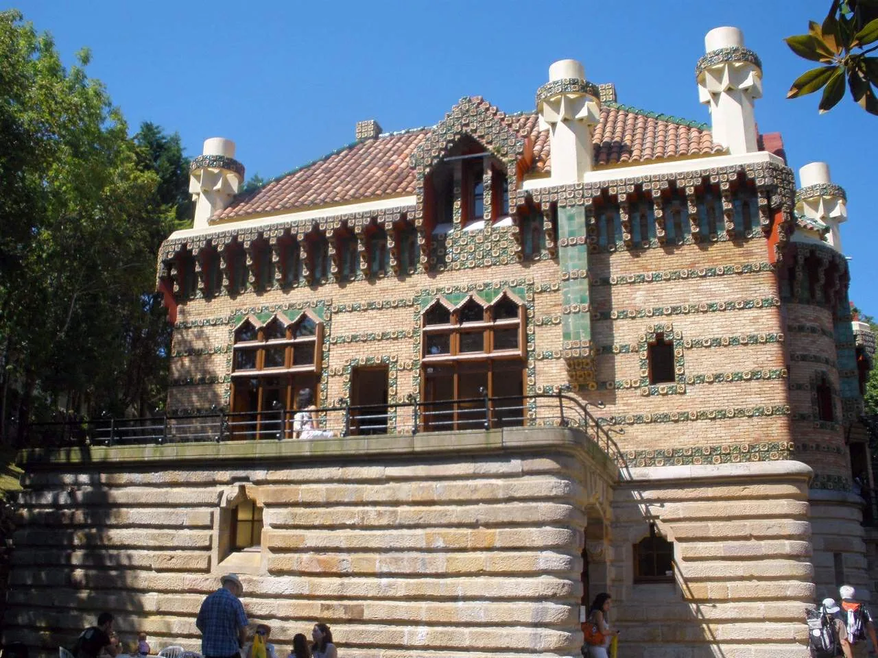 Fachada de ladrillo y cerámica del Capricho de Gaudí en Comillas
