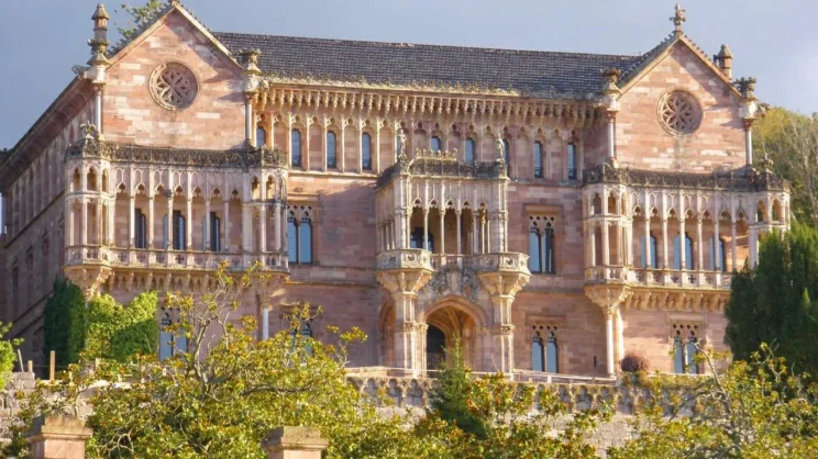 Qué ver en Comillas: una ruta entre Gaudí, palacios y el mar