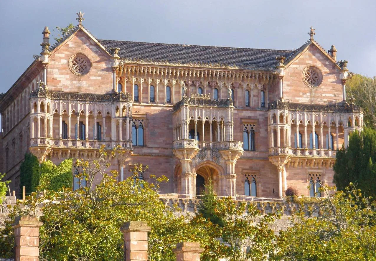 En este momento estás viendo Qué ver en Comillas: una ruta entre Gaudí, palacios y el mar