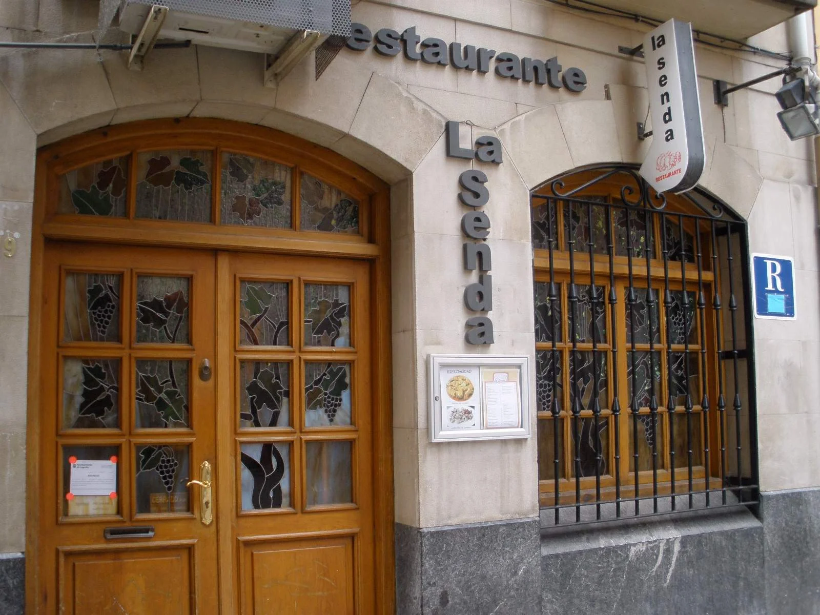 Calle Laurel de Logroño con bares de pinchos en el casco antiguo