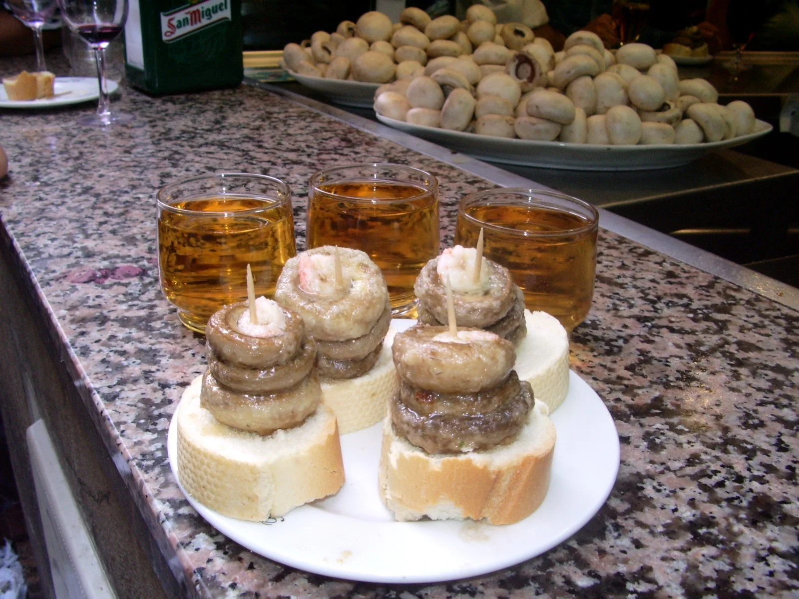 Pinchos de champiñón servidos en la Calle Laurel de Logroño