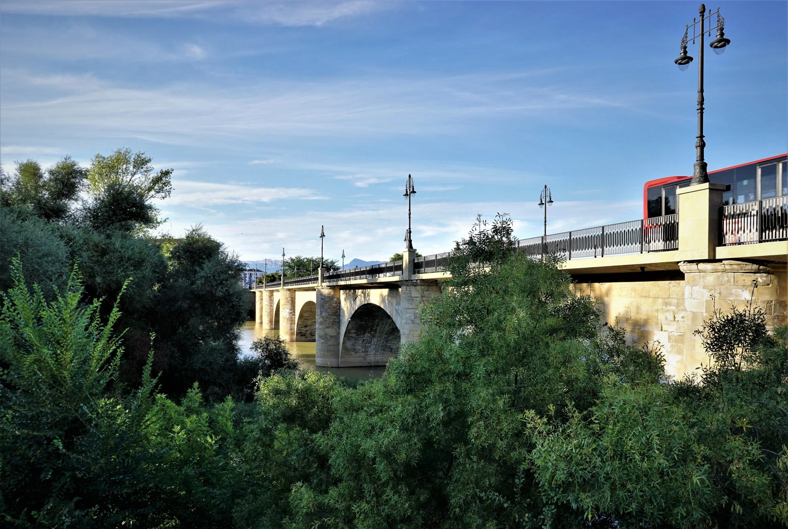 Puente de Piedra de Logroño sobre el río Ebro