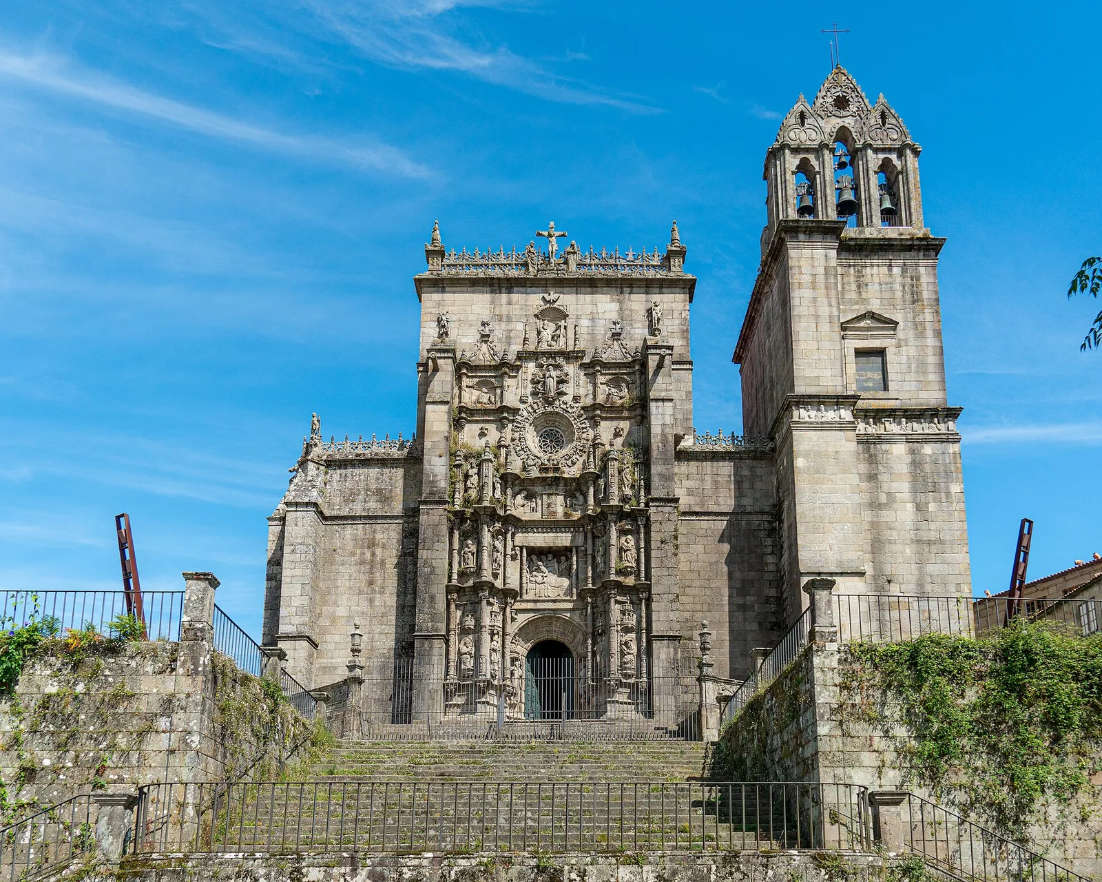 Fachada principal y campanario de la basílica de Santa María en Pontevedra