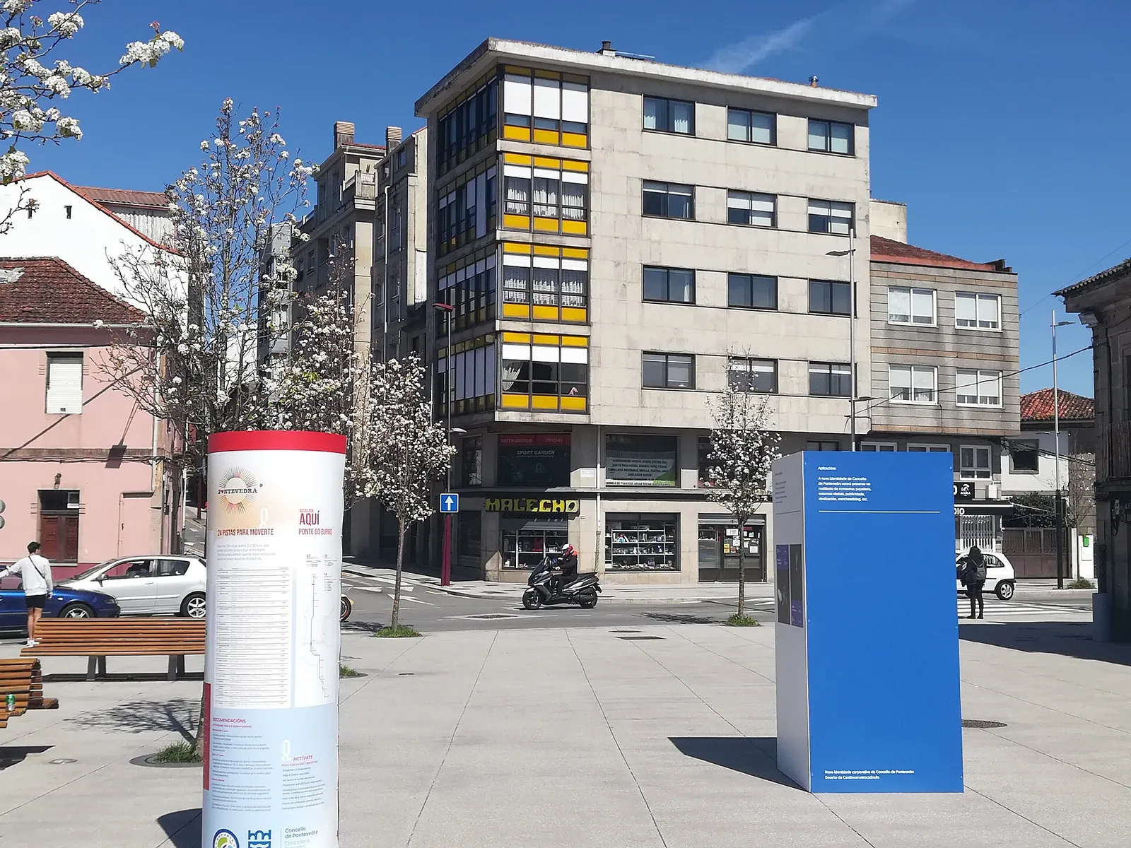 Paneles informativos y edificios en el barrio de O Burgo, en Pontevedra
